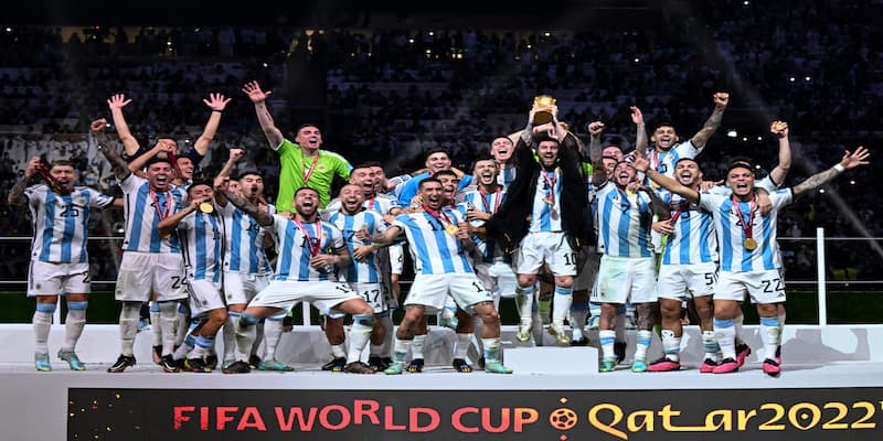 Lionel đã cùng đội tuyển quốc gia Argentina nâng cao chiếc cúp vô địch World Cup 2022 Lionel đã cùng đội tuyển quốc gia Argentina nâng cao chiếc cúp vô địch World Cup 2022